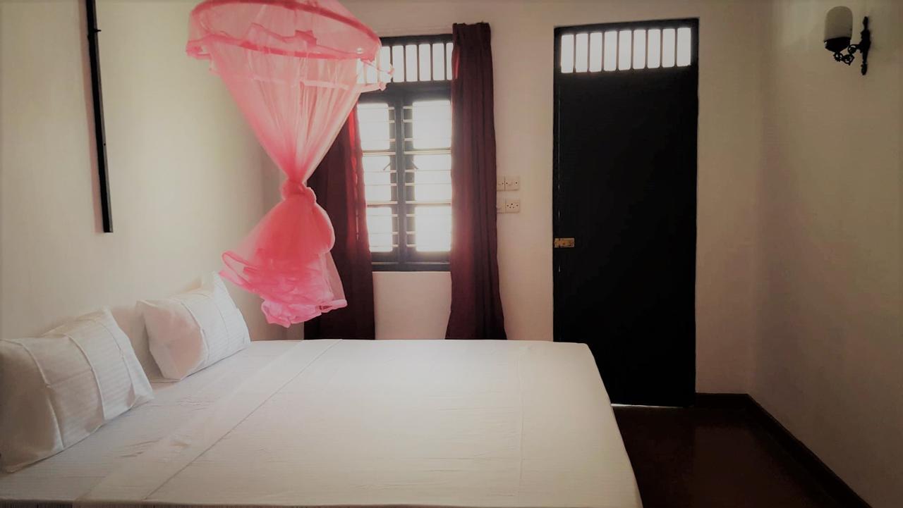Alfresco Beach Hotel Uppuveli Exterior photo